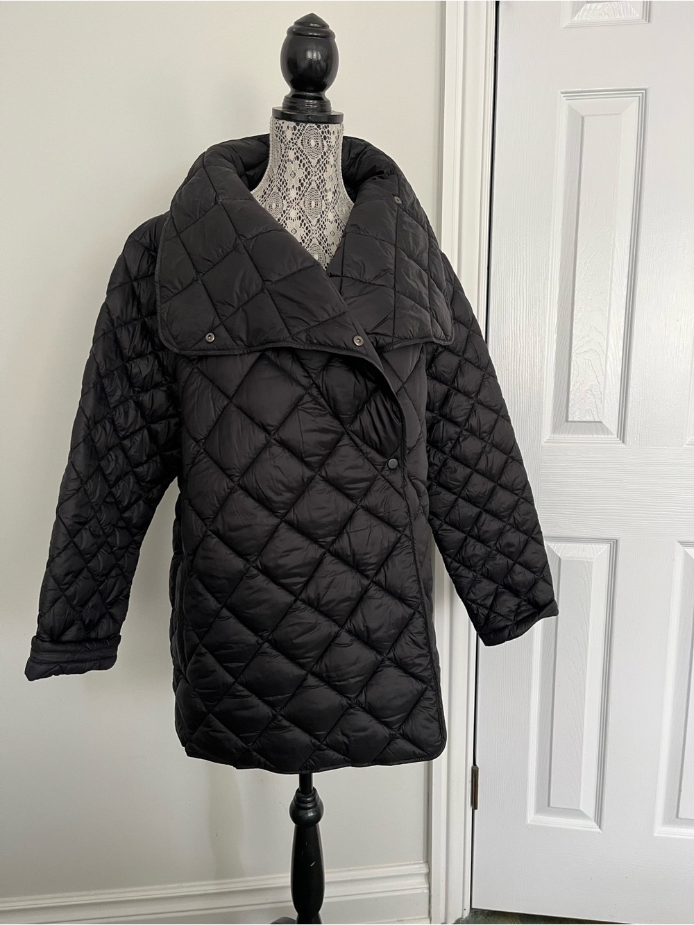Athleta featherweight wrap Black Quilted Puffer Coat with Oversized Collar